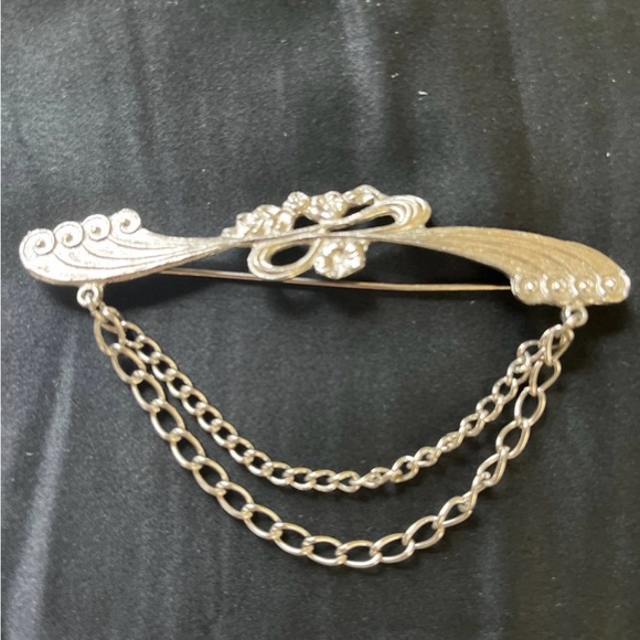 Jewelry - vintage silver-tone floral brooch with chains